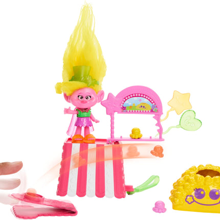 Mattel DreamWorks Trolls Fun Fair Surprise Feria de la Diversión, Muñeca Pequeña y 10 Accesorios, Tema de Palomitas de Maíz de Carnaval con Viva