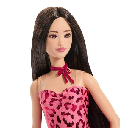 Muñeca Barbie Fashionistas #246 con cabello negro, vestido sin tirantes con estampado de leopardo rosa con accesorios como collar de corbata y botas, JJN59