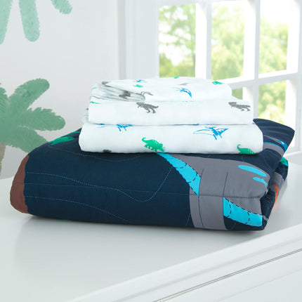 Juego de ropa de cama para cuna de 4 piezas Delta Children para niños - Edredón reversible 2 en 1 - Incluye edredón ajustable para mantener a los pequeños cómodos, sábana bajera, sábana encimera, funda de almohada - Dinosaurio Jurásico
