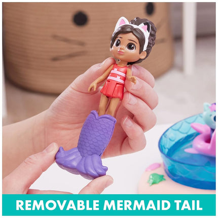 Spin Master Gabby's Dollhouse, Purr-ific Pool Playset with Gabby and Mercat Figures, Color-Changing Mermaid Tails and Pool Accessories Kids Toys for Ages 3 and Up