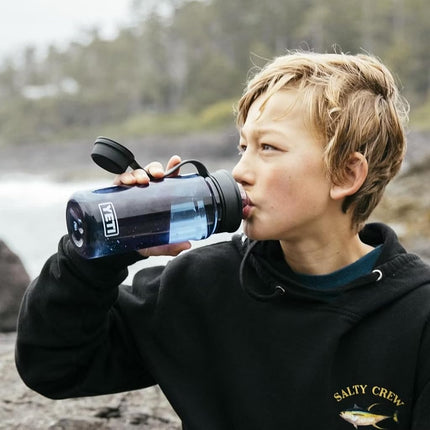 YETI Yonder 600 ml/20 oz Water Bottle with Yonder Tether Cap, Navy