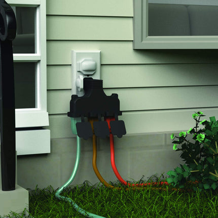 Stanley 31110 Adaptador cubierto para exteriores con 3 tomas de tierra PlugMax, negro