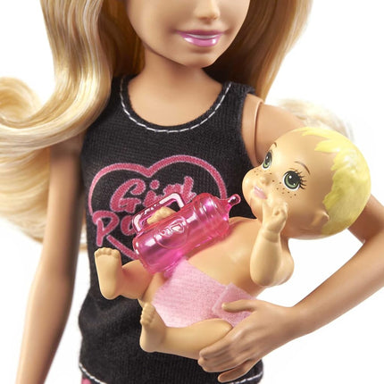 Barbie Skipper Babysitters Inc. Doll & Accessories Set with 9-in / 22.86-cm Blonde Doll, Baby Doll & 4 Storytelling Pieces for 3 to 7 Year Olds, GRP13