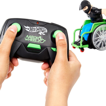 Hot Wheels RC Aaron Wheelz Wheelie Chair, silla de ruedas a control remoto con figura de Aaron "Wheelz" Fotheringham de motocross