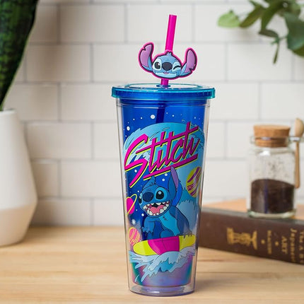 Vaso de plástico frío Silver Buffalo Disney Lilo & Stitch Cosmic Surfer con tapa y adorno para pajilla, 709 ml