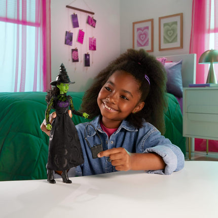 Muñeca Elphaba de Mattel Universal Wicked y accesorios de piel verde, pelo negro trenzado, vestido de gala y look removible