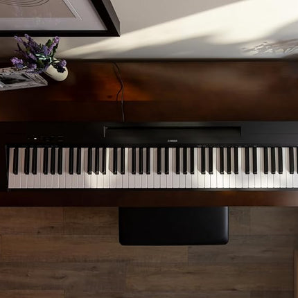 Yamaha, piano digital de 88 teclas con contrapeso, Sound Boost, diseño compacto, teclado, atril y pedal para práctica en casa o viajes (P143B)