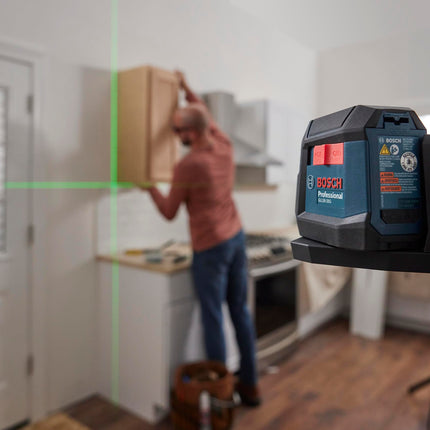 BOSCH GLL50-20G Láser autonivelante de líneas cruzadas con rayo verde de 50 pies, incluye soporte magnético integrado, 2 baterías AA y bolsa suave