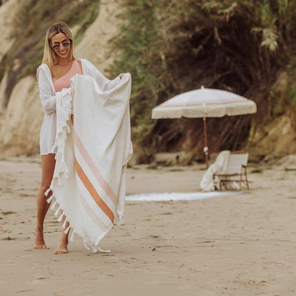BEACH STATE Couverture de plage Oceanside, 168 x 203 cm, Couverture de pique-nique premium 100 % coton, Serviette de plage surdimensionnée avec franges, Accessoires de plage bohème (Sunset Stripe)