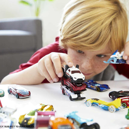 Hot Wheels Nightburnerz, minicolección de 10 unidades, 10 vehículos a escala 1:64 con temática de superveloces para conducir de noche, cada uno con un diseño auténtico, regalo para coleccionistas y niños de 3 años en adelante