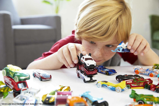Hot Wheels Nightburnerz, minicolección de 10 unidades, 10 vehículos a escala 1:64 con temática de superveloces para conducir de noche, cada uno con un diseño auténtico, regalo para coleccionistas y niños de 3 años en adelante