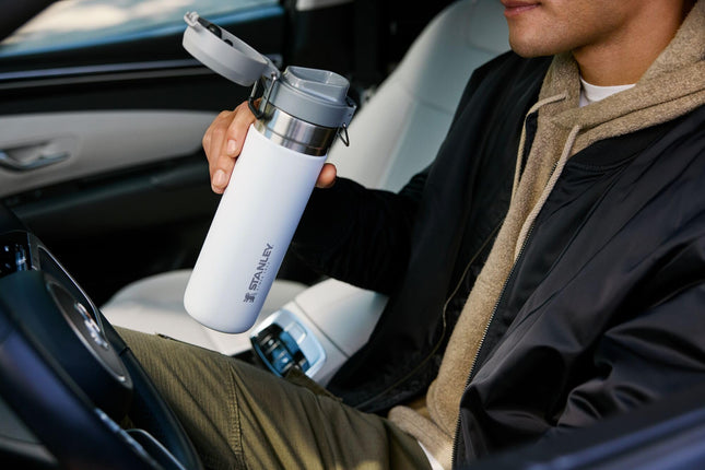 Botella de agua Stanley Quick Flip GO de 1 L | Tapa con botón pulsador | A prueba de fugas y fácil de empacar para viajes y deportes | Acero inoxidable con aislamiento | Sin BPA | Frost