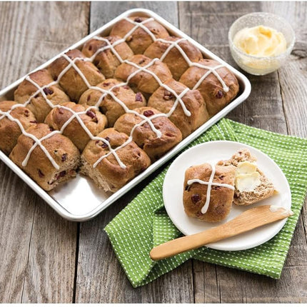 Nordic Ware Naturals Baker's Quarter Sheet with Lid, Aluminium Baking Tray, Premium Bakeware To Bake and Reheat Small Meals, Made in the USA, Silver
