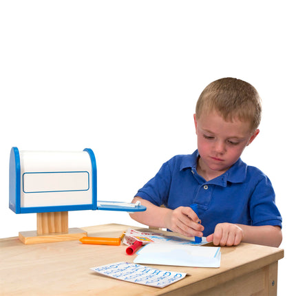 Melissa & Doug Mi propio buzón de correo, juego de actividad de madera (buzón de juguete de imitación)