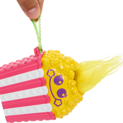 Mattel DreamWorks Trolls Fun Fair Surprise Feria de la Diversión, Muñeca Pequeña y 10 Accesorios, Tema de Palomitas de Maíz de Carnaval con Viva