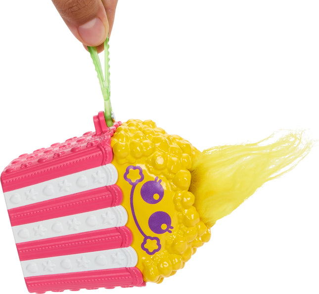 Mattel DreamWorks Trolls Fun Fair Surprise Feria de la Diversión, Muñeca Pequeña y 10 Accesorios, Tema de Palomitas de Maíz de Carnaval con Viva