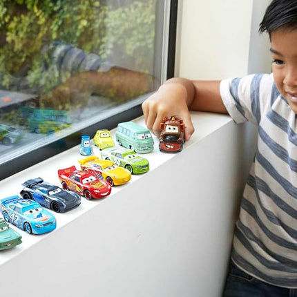 Mattel Disney Pixar Cars Mini Racers Die-Cast Paquete de 10 Vehículos, Juguetes de Carreras en Miniatura Para Correr, Pequeños, Portátiles, Juguetes de Automóviles Coleccionables Basados en las Películas de Cars, Para Niños de 3 Años en Adelante, HBW15