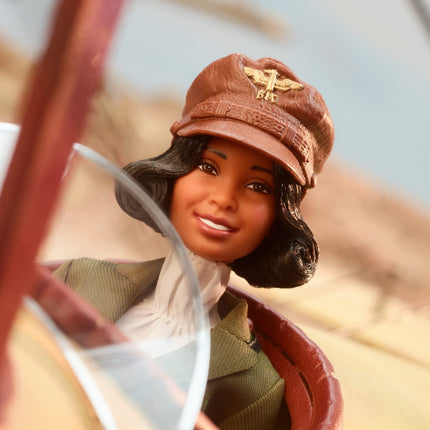 Muñeca Barbie de Mujeres Inspiradoras, Bessie Coleman Coleccionable Vestida con Traje de Aviadora con Casco y Gafas