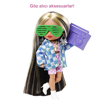 Barbie Extra Minis Doll #2 (5.5 in) Wearing Checkered 2-Piece Fashion & Jacket, with Doll Stand & Accessories Including Sunglasses and Boombox, Kids 3 Years Old & Up, ‎hgp64 - Multicolour (HGP64)