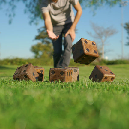 Jeu de dés géants en bois GoSports avec tableau de bord Rollzee et Farkle – Comprend 6 dés, un tableau de bord effaçable à sec et un sac de transport en toile – Choisissez des dés de 6,35 cm ou 8,89 cm