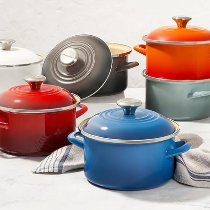 Olla tradicional Le Creuset de esmalte sobre acero, 3.8 qt., blanco con detalles dorados