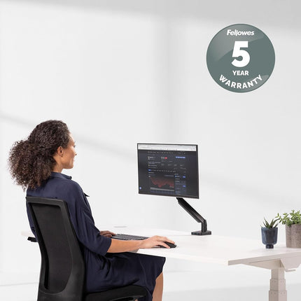 Fellowes Single Monitor Arm - Platinum Series Mount for 8KG 32 inch Screens - Ergonomic Adjustable Arm Desk Mount - Tilt 45° Swivel 360° Rotation 360°, VESA 75 x 75/100 x 100 - Black