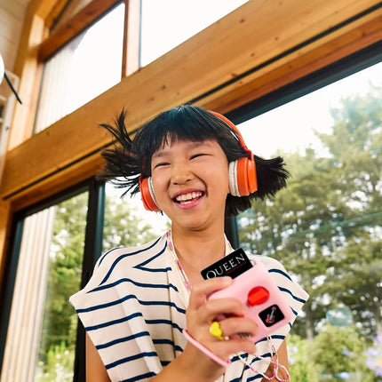 Yoto Mini (Édition 2024) + Pack Disney Pixar – Lecteur audio Bluetooth sans écran pour enfants, appareil de voyage tout-en-un pour histoires, musique, podcasts, radio, bruit blanc, utilisable comme enceinte ou avec des écouteurs