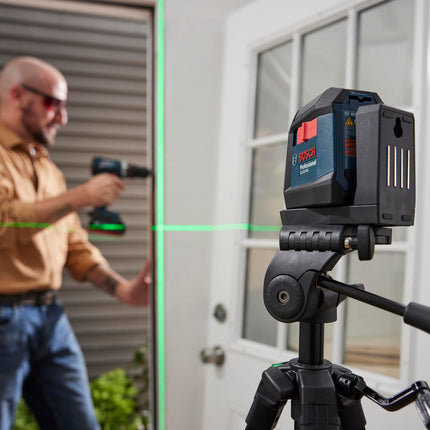 BOSCH GLL50-20G Láser autonivelante de líneas cruzadas con rayo verde de 50 pies, incluye soporte magnético integrado, 2 baterías AA y bolsa suave