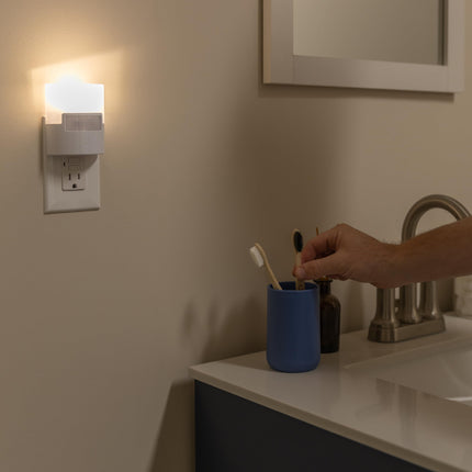GE 12201 Ultra Brite Motion-Activated LED Light, White