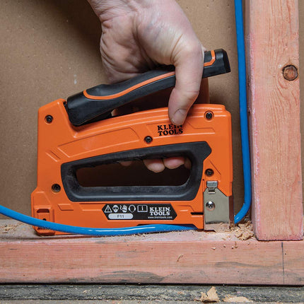 Klein Tools 80169 Heavy-Duty Cable Stapler with 600 Insulated Staples, Includes 300-Pack 19/32 x 11/32-Inch and 300-Pack 31/64 x 13/64-Inch Sizes