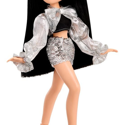 Bratz Charmz Jade - Fashion Doll with Collectible Charm Bracelet, Includes Outfit & Accessories, Comes in a Display-Worthy Packaging, Customise and Collect