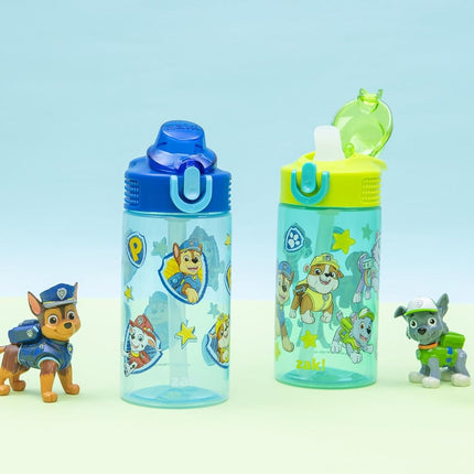 Gourde Zak Designs Pat' Patrouille pour enfants, pour l'école ou les voyages, bouteille d'eau en plastique durable de 473 ml avec paille, poignée et couvercle de bec verseur anti-fuite et rétractable, lot de 2 (Chase et ses amis)