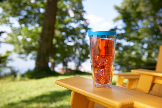 Tervis Transparente y Colorido con Tapa Hecho en EE. UU. Vaso Aislado de Doble Pared Vaso de Viaje Mantiene las Bebidas Frías y Calientes, 700 ml, Tapa Roja