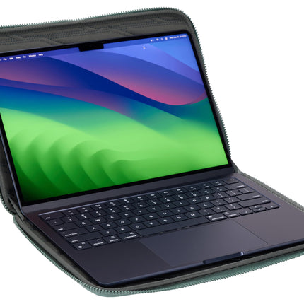 Thule MacBook 14 inch protective case - Hard outer protection - Padded interior to prevent scratches and damage - Use in case
