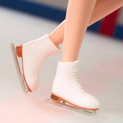 Muñeca Barbie de Mujeres Inspiradoras, Kristi Yamaguchi coleccionable con traje de los Juegos Olímpicos de Invierno de 1992, leotardo negro y dorado brillante y patines blancos