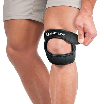 MUELLER Sports Medicine Adjustable Max Knee Single Strap, Knee Pain Relief Support for Men and Women, Ideal for Osgood-Schlatter's, Runner's Knee, Patellar Tendinitis, Black, Small/Medium