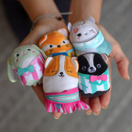 Squishmallows Squishville Serie 6 - Paquete de 2 Surtidos - Mini Peluches y Accesorios - Oficial de Kellytoy - Los estilos pueden variar - Gran regalo de Pascua para niños