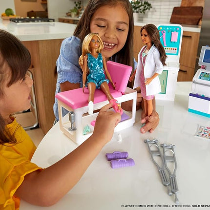 Barbie Fast Cast Clinic Playset, Brunette Barbie Doctor Doll , 30+ Play Pieces, Cast & Bandage Making, Medical & X-ray Stations, Exam Table, Gift Shop & More, Gift for 3 Years Old & Up, HFT68