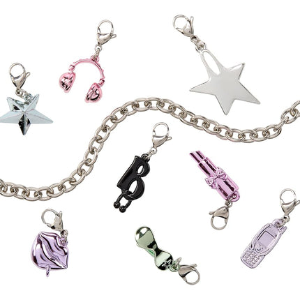 Bratz Charmz Jade - Fashion Doll with Collectible Charm Bracelet, Includes Outfit & Accessories, Comes in a Display-Worthy Packaging, Customise and Collect