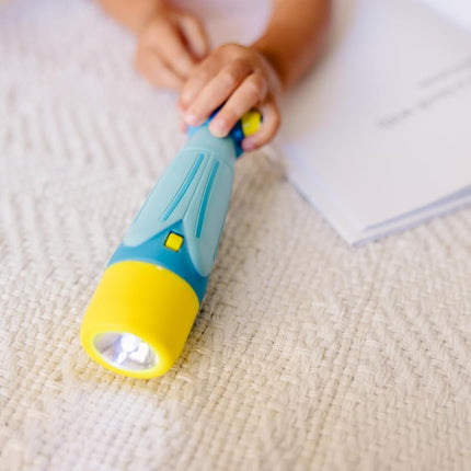 Melissa & Doug Flash Firefly Flashlight - Child-Friendly Design - LED - Large Colorful Flashlight [Toy] [Jan 04, 2016] Melissa & Doug