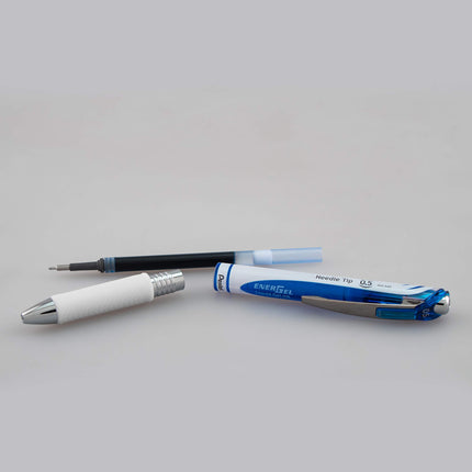 Bolígrafo de gel líquido Pentel EnerGel Pearl Deluxe RTX, 0.5mm, trazo fino, punta de aguja, detalles azules, tinta azul, paquete de 2 (BLN75WBP2C)