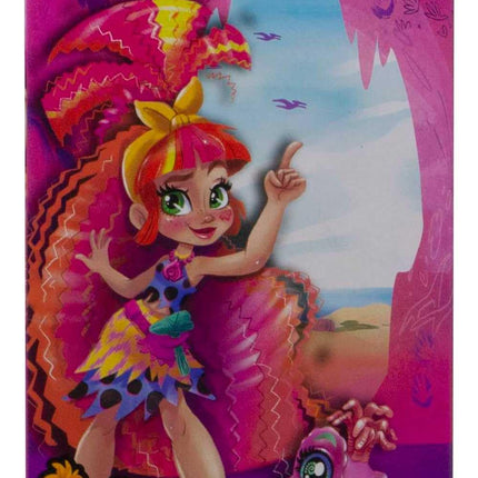 Muñeca Emberly de Cave Club de Mattel de 20 a 25 cm, muñeca de moda prehistórica articulada con pelo rosa con mascota dinosaurio y accesorios, regalo para niños de 4 años en adelante
