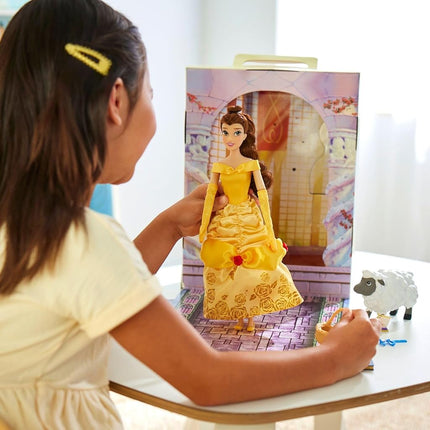 Muñeca Princesa Disney Store para niña (Bella de La Bella y la Bestia) de 28 cm, Incluye Libro para Colorear, Vestido Adicional, Muñeca Princesa con Atuendo Clásico, Juguetes de Princesas