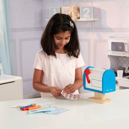 Melissa & Doug Mi propio buzón de correo, juego de actividad de madera (buzón de juguete de imitación)