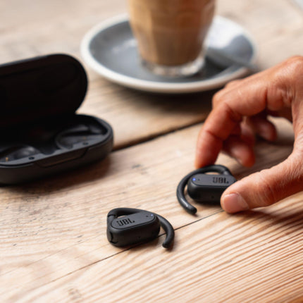 JBL SoundGear Sense - Auriculares abiertos verdaderamente inalámbricos, tecnología JBL OpenSound, resistentes a salpicaduras y polvo, 4 micrófonos para llamadas nítidas y claras, hasta 24 horas de batería, además de carga rápida (negro)