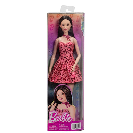 Muñeca Barbie Fashionistas #246 con cabello negro, vestido sin tirantes con estampado de leopardo rosa con accesorios como collar de corbata y botas, JJN59