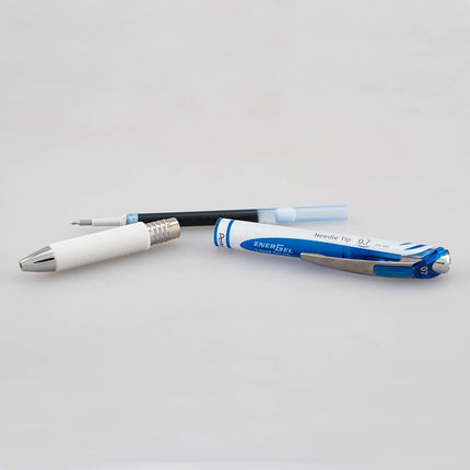 Bolígrafo de gel líquido retráctil Pentel EnerGel Pearl, punta de aguja (0.7mm) trazo medio, tinta azul, paquete de 2 (BLN77WBP2C)