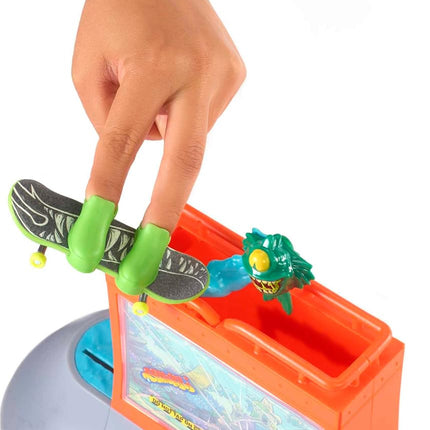 Hot Wheels Skate Aquarium Skatepark Playset Designed with Tony Hawk, Includes Tony Hawk Fingerboard & 1 Pair of Removable Skate Shoes