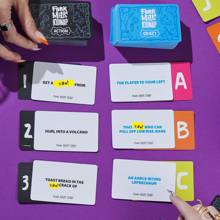 Juego Fork Milk Kidnap de Hasbro Gaming para adultos | Un juego de fiesta para adultos con decisiones cuestionables | Edades 17+ | Para 3 a 10 jugadores | Divertidos juegos de cartas NSFW