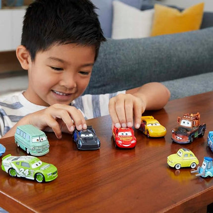 Mattel Disney Pixar Cars Mini Racers Die-Cast Paquete de 10 Vehículos, Juguetes de Carreras en Miniatura Para Correr, Pequeños, Portátiles, Juguetes de Automóviles Coleccionables Basados en las Películas de Cars, Para Niños de 3 Años en Adelante, HBW15